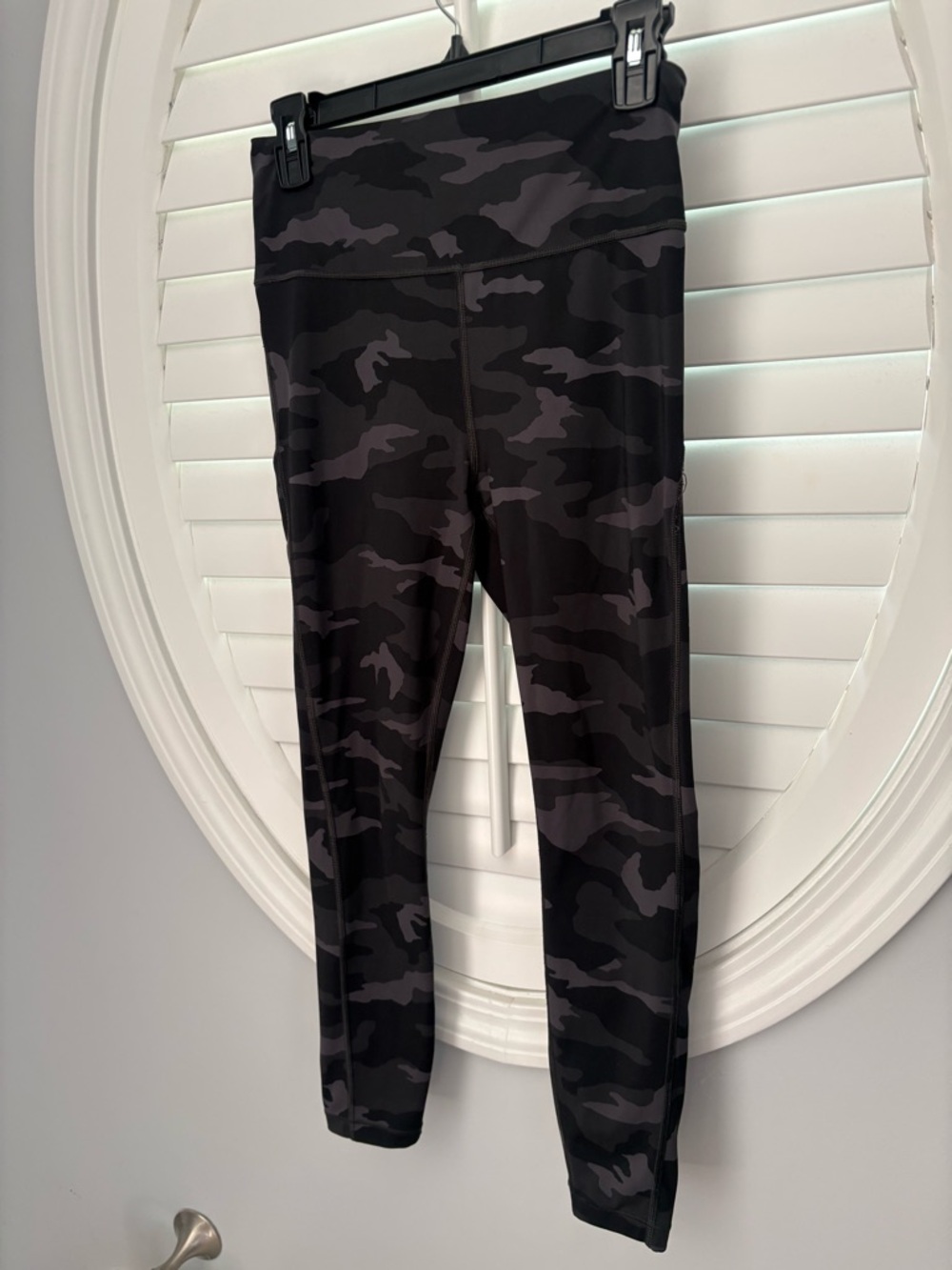 Athleta Ultimate Stash Pocket 7/8 Tight in black camo size small - Picture 4 of 9